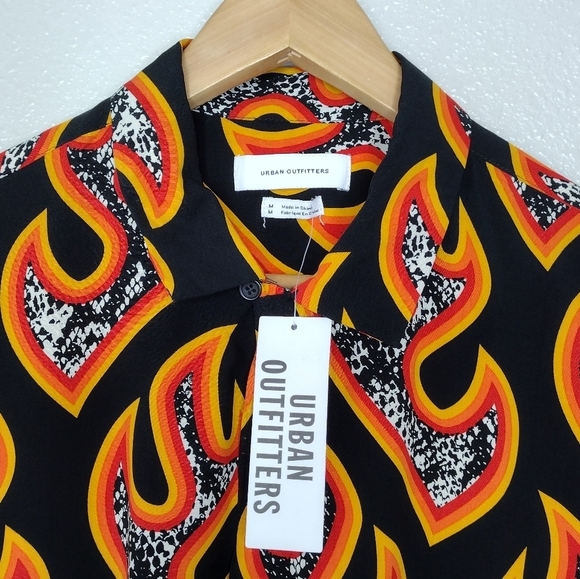 NWT Urban Outfitters Men's Flames Print Short Sleeve Casual Button Down Shirt - Picture 10 of 12